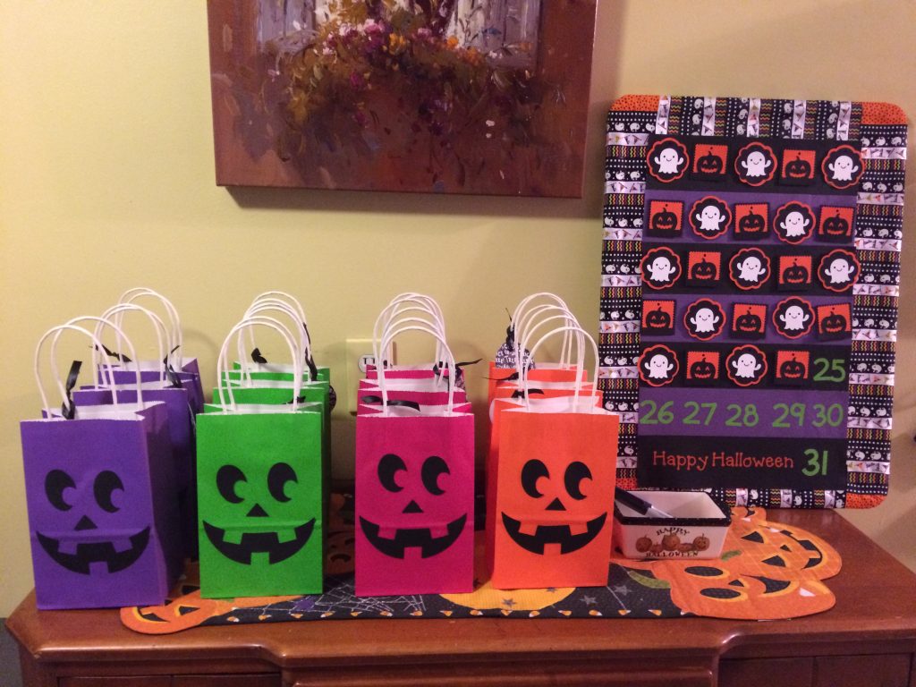Make a personalized and unique gift bag for any occasion using the Cricut Maker. #Cricut #DIY #BIrthday #Kids #Handmade #Simple #Cardstock #BabyShower #Christmas #Fall #TreatBag #Halloween 