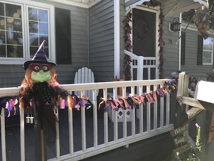 Creative halloween porch decor idea for the outdoors