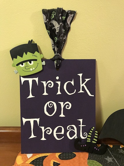 Creative Trick or Treat sign for your Halloween decorations