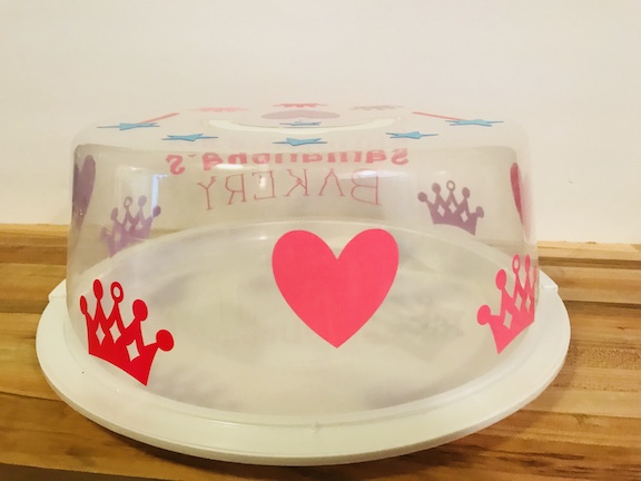  Looking for a gift idea for someone who loves to bake? I have a perfect DIY homemade gift idea- a personalized cake carrier. Buy a cake carrier from Dolalr Tree and start decorating. #Vinyl #DIY #Homemade #CricutMade #personalized #DollarTree #DollarStore #WeddingGift #SVG #ChristmasGift #BirthdayGift #Baker #Monogram 
