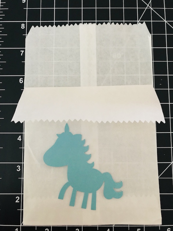Every little girl dreams about a magical unicorn birthday party. Here is a cute idea, perfect for on a budget, to create cute goody bags or silverware holders. These decorations will add a special touch to your unicorn party. #unicorn #unicornparty #unicornbirthday #onabudget #cheap #goodybag