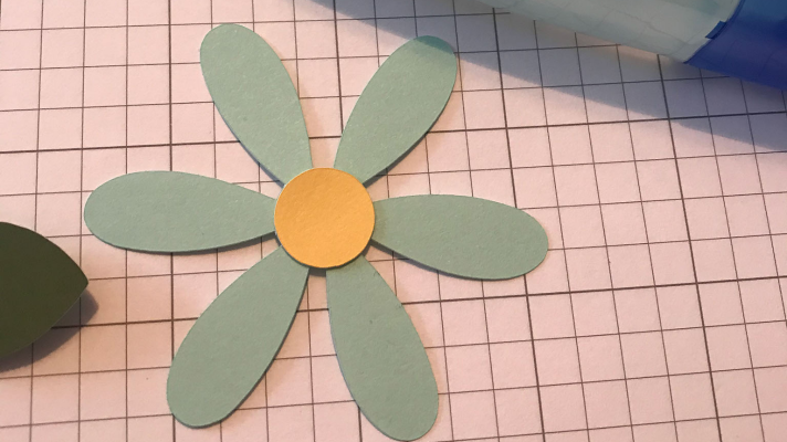 Glue the pieces to the flower together for the spring wreath 