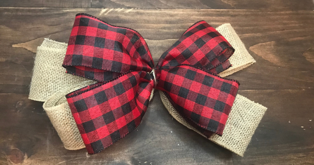 easy double ribbon bow for the pizza pan wreath
