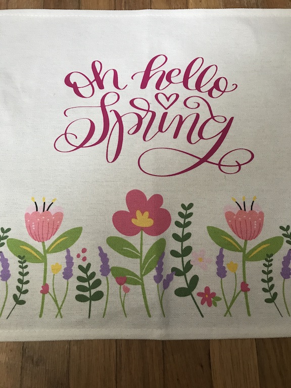 Make your table beautiful with these pretty spring placemats. Learn how to personalize them and create your own unique spring placemats using the Cricut and the Cricut Easypress