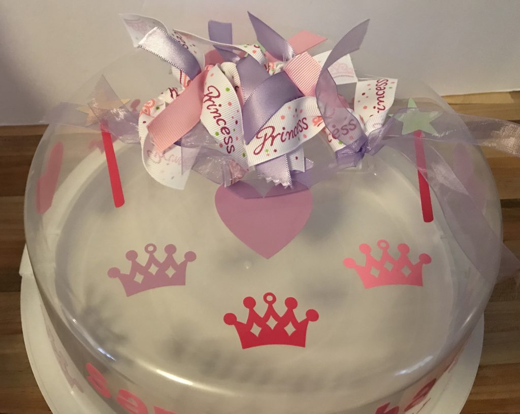  Looking for a gift idea for someone who loves to bake? I have a perfect DIY homemade gift idea- a personalized cake carrier. Buy a cake carrier from Dolalr Tree and start decorating. #Vinyl #DIY #Homemade #CricutMade #personalized #DollarTree #DollarStore #WeddingGift #SVG #ChristmasGift #BirthdayGift #Baker #Monogram 
