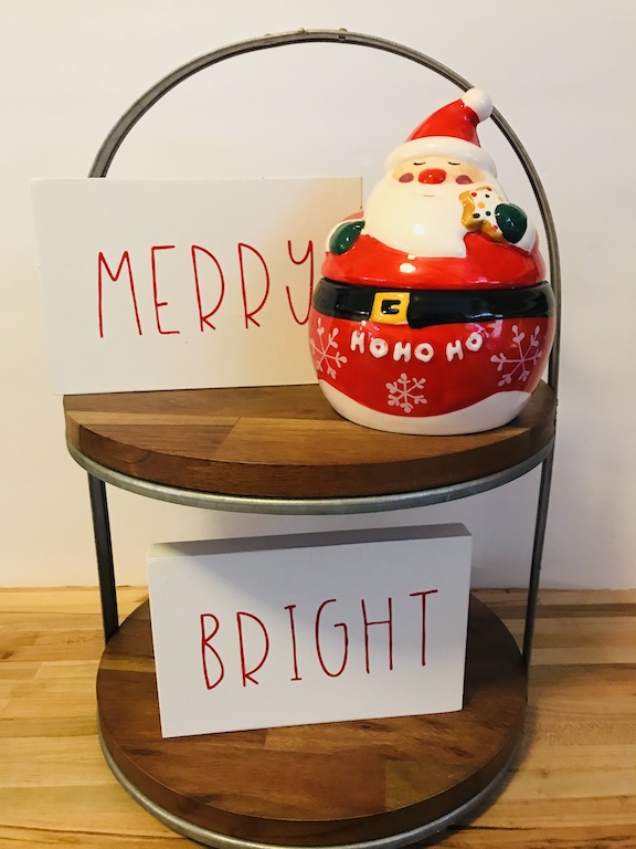 Merry and Bright Rae Dunn Christmas Signs with the Cricut Maker 