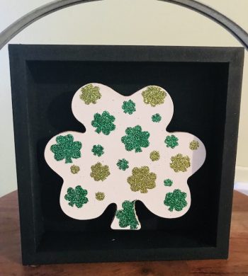 Shamrocks are so pretty and glitter ones are even better. Find out how to make this cute glittery shamrock St. Patricks Day Sign for $2 from the Dollar Tree. #DollarTree #StPatricksDay #Sign #DIY #Shamrocks