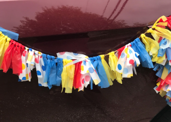 Car parade decorating idea that is easy and fun for teachers, school and graduation parades