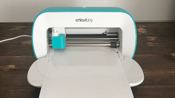 Cricut Joy cutting the white smart vinyl for fall Cricut project